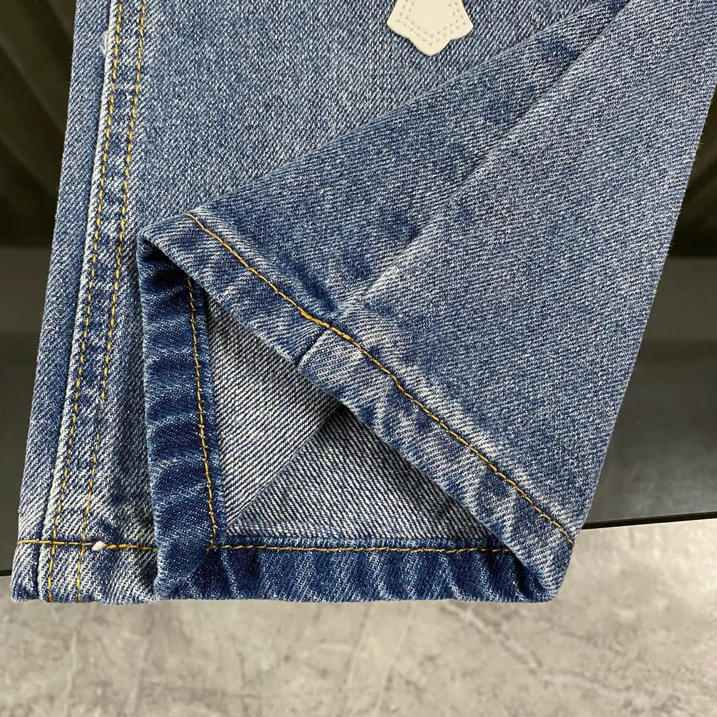 🅿️280 chrome hearts 2025 new city limited classic leather label jeans vi Top heavy industry fashionable design] Consistent high street luxury style creation. Speaking of this style, the Zangyin family and GU family are definitely among the leading representative brands. Especially the Zangyin family has really achieved a state-of-the-art effect in creating high street style. It is made of unique washed materials. The color system of this model is already quite eye-catching. After it is decorated with patchwork cross flowers, it cleverly highlights the charm of the brand. Secondly, this model uses classic The classic high-waist cutting design highlights the long legs and the fashionable temperament of the upper body. The brand is highly recognizable and the slim fit configuration is more suitable for daily wear. This product is a product that interprets personality, fashion, and specifications at a glance. This single product is enough to make any fan excited. It can be a white T-shirt for youthful preppy style, or a tight sling for royal lady style. It has strong matching ability and can be easily controlled by men.  [Material and craftsmanship] Needless to say, this point goes without saying. As an excellent craftsman brand, Zangyin has really perfect requirements for details and craftsmanship. The washed color of this model has gone through so many processes, not to mention the embellishment of the denim appliqués. It is also purely handmade and sewn. Just like what they believe in, only handmade things have soul and have the meaning of wear. A top-notch heavy-duty fashionable denim item, I look forward to your perfect interpretation! !  Size:28-34